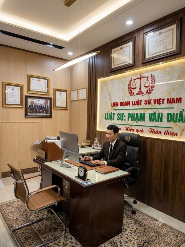 Luật sư Phạm Văn Duẩn làm việc tại văn phòng luật sư Đồng Nai